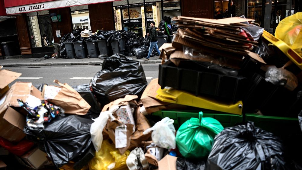 10000 طن من النفايات غير المجمعة في باريس حيث تدعو النقابات إلى مزيد من الإجراءات ضد إصلاح نظام التقاعد