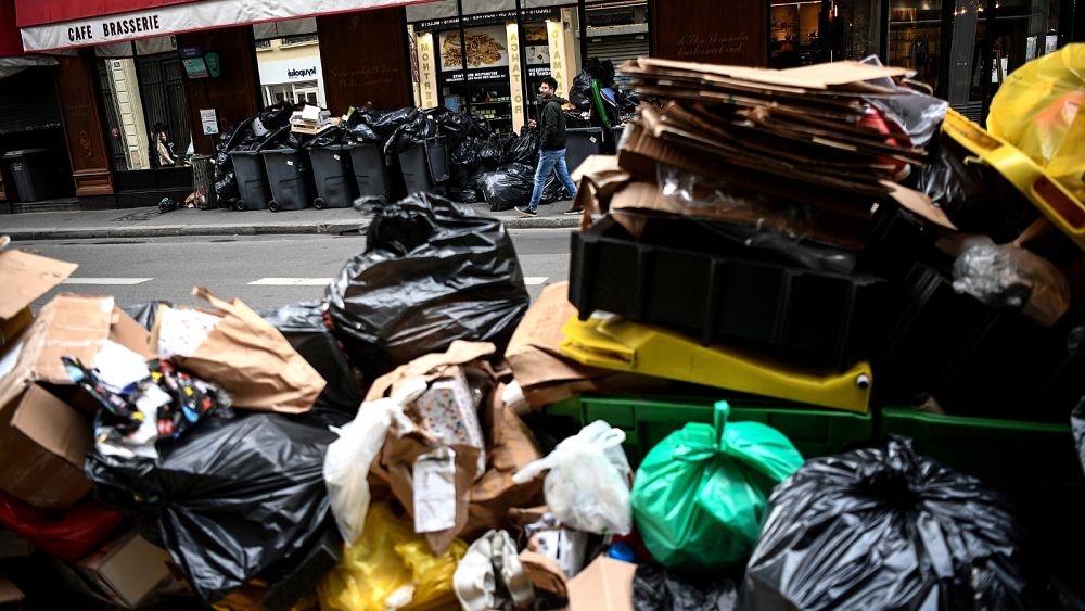 Diez mil toneladas de basura se han acumulado en París mientras los sindicatos piden más acciones contra las reformas de las pensiones.