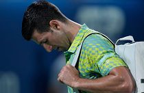 Reacción del serbio Novak Djokovic tras perder su partido de semifinales contra Daniil Medvedev en el Dubai Duty Free Tennis Championships de Dubai, EAU, 2 de marzo de 2023