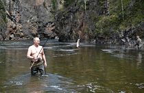 الرئيس الروسي فلاديمير بوتين يصطاد السمك في بحيرة بمنطقة توفا في سيبيريا