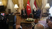 Ο Τούρκος υπουργός Εξωτερικών Μεβλούτ Τσαβούσογλου συνομιλέι με τον Αιγύπτιο ομολογό του Σάμεχ Σούκρι κατά την επίσκεψή του στο Κάιρο