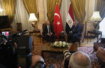 Ο Τούρκος υπουργός Εξωτερικών Μεβλούτ Τσαβούσογλου συνομιλέι με τον Αιγύπτιο ομολογό του Σάμεχ Σούκρι κατά την επίσκεψή του στο Κάιρο