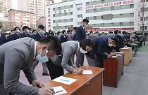 Kuzey Kore'de öğrenciler orduya katılmak için başvuru yapıyor