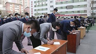 Kuzey Kore'de öğrenciler orduya katılmak için başvuru yapıyor