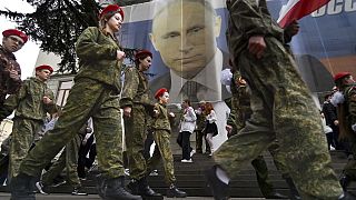 Des jeunes défilent pour marquer le neuvième anniversaire de l'annexion de la Crimée ukrainienne par la Russie