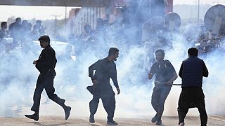 i İslamabad'da İmran Han taraftarları ile polis arasında arbede çıktı