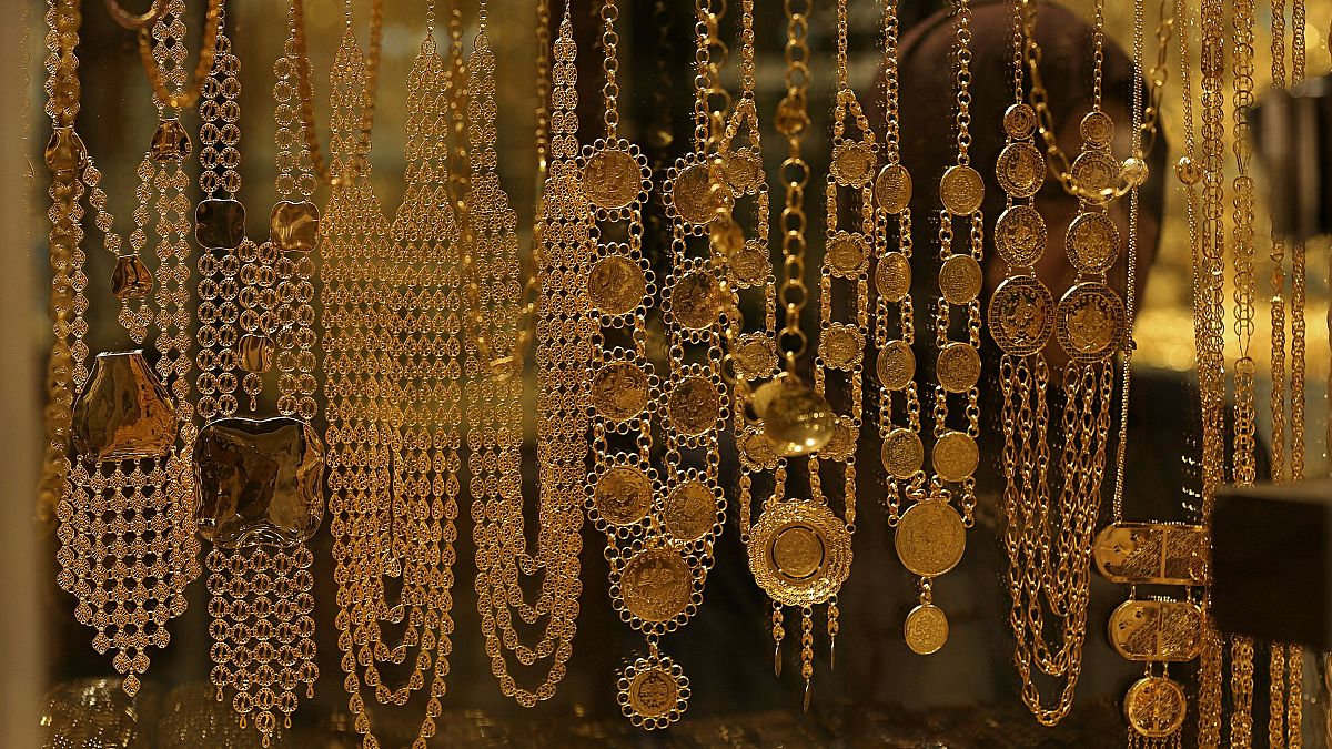 مجوهرات وحلي ذهبية معروضة في أحد الأسواق في العاصمة العراقية بغداد