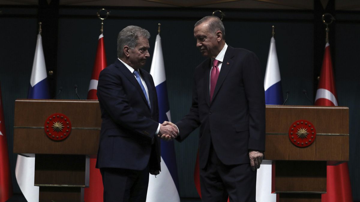A török államfő, recep Tayyip Erdogan és a finn elnök, Sauli Niinisto kezet ráznak egy pénteki sajtótájékoztató után 