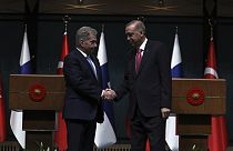 A török államfő, recep Tayyip Erdogan és a finn elnök, Sauli Niinisto kezet ráznak egy pénteki sajtótájékoztató után 