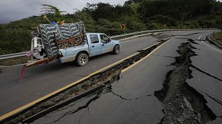  سيارة تنقل نازحين جراء الزلزال الذي ضرب سواحل في إكوادور 18/04/2016