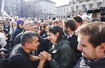 La dirigente del Partido Democrático Elly Schlein, en el centro, asiste a una sentada de protesta contra las recientes medidas del Gobierno italiano en materia LGTBIQ