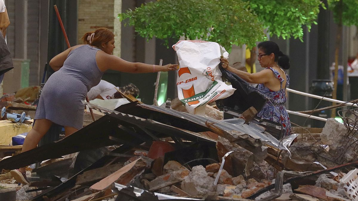 Zwei Frauen in der süd-ecuadorianischen Stadt Machala suchen nach Gegenständen in den Trümmern ihres Hauses, das vom Erdbeben zerstört wurde