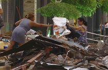 Zwei Frauen in der süd-ecuadorianischen Stadt Machala suchen nach Gegenständen in den Trümmern ihres Hauses, das vom Erdbeben zerstört wurde