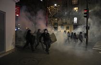 Agentes de policía avanzan hacia los manifestantes durante una protesta en París, el sábado 18 de marzo de 2023.