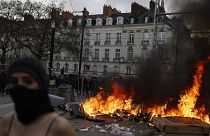 Φωτιές σε δρόμους του νότιου Παρισιού όπου πραγματοποιήθηκαν οι διαδηλώσεις του Σαββάτου