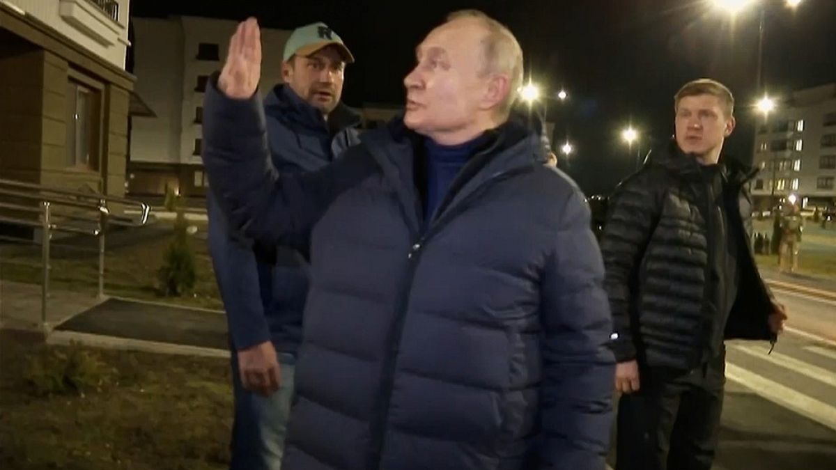 Valdímir Putin durante su viaje por Mariúpol