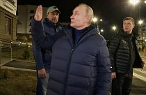 Valdímir Putin durante su viaje por Mariúpol