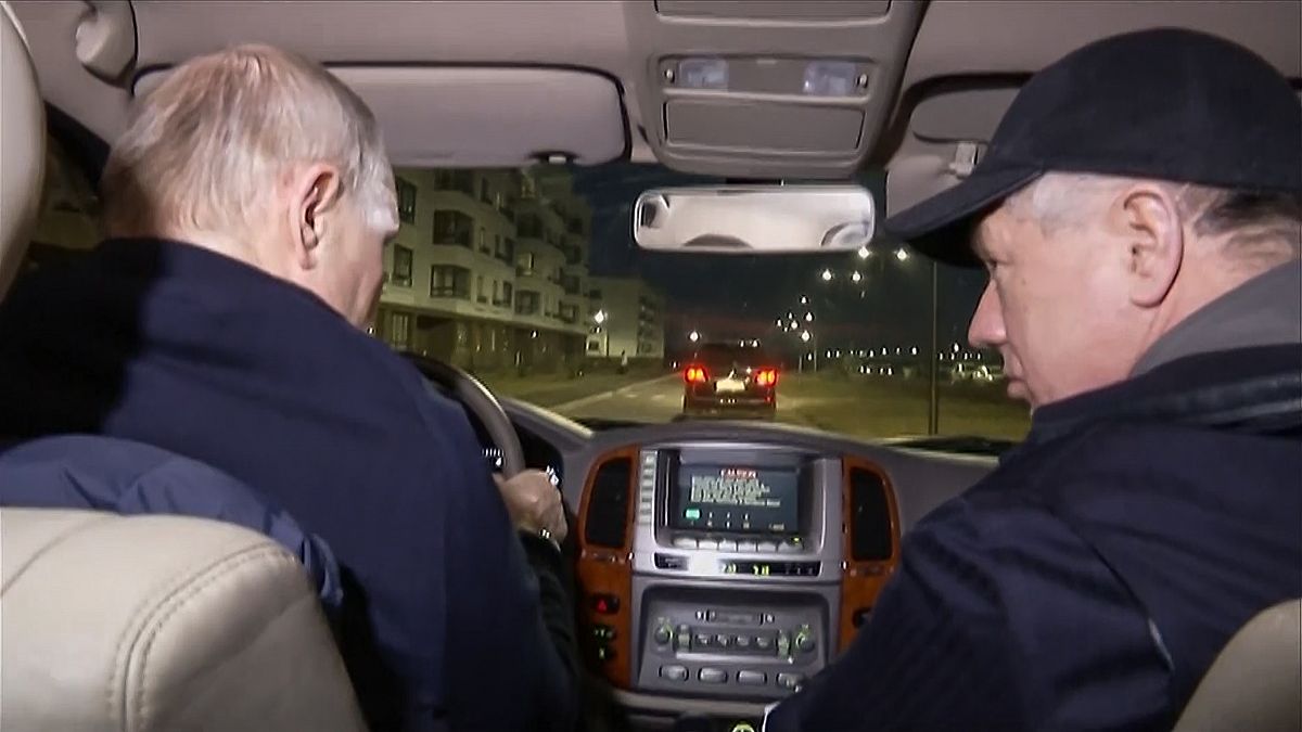 Wladimir Putin fährt durch Mariupol
