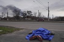 12 nappal ezelőtti felvétel: letakart holttest egy mariupoli utcán