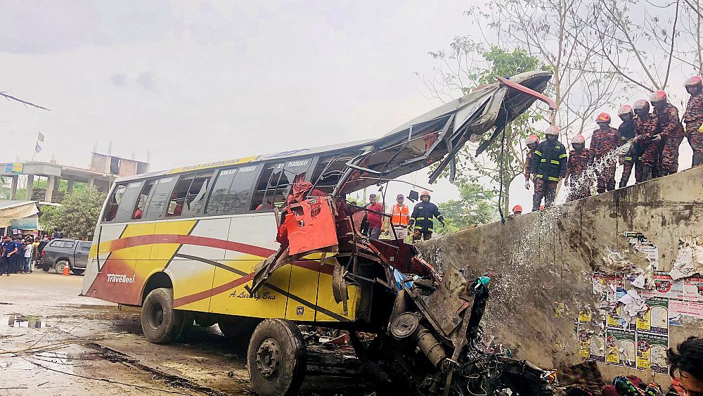 مقتل 19 راكبا وإصابة العشرات في تحطم حافلة وسقوطها في حفرة في بنغلادش