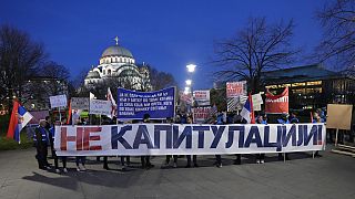 Banner "Nein zur Kapitulation", während eines Protestes gegen den französisch-deutschen Plan zur Lösung des Kosovo-Konfliktes, Belgrad, 17. März 2023
