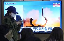 Passanten verfolgen am Bahnhof der südkoreanischen Hauptstadt Seoul Berichte über Nordkoreas Raketenstart,  19. März 2023