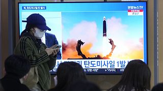 Passanten verfolgen am Bahnhof der südkoreanischen Hauptstadt Seoul Berichte über Nordkoreas Raketenstart,  19. März 2023