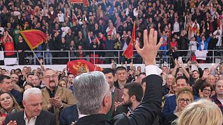 Ο φιλοδυτικός υποψήφιος Milo Djukanovic χαιρετά τους υποστηρικτές του κατά τη διάρκεια προεκλογικής συγκέντρωσης στην Ποντγκόριτσα του Μαυροβουνίου, Παρασκευή 17 Μαρτίου 2023.