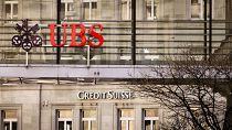 شعارا مصرف "يو بي إس" ومصرف "كريدي سويس" على أحد مباني مدينة زيوريخ في سويسرا 18/03/2023