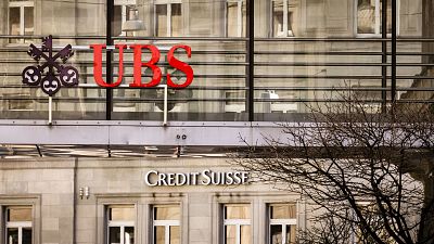 شعارا مصرف "يو بي إس" ومصرف "كريدي سويس" على أحد مباني مدينة زيوريخ في سويسرا 18/03/2023