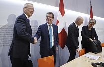 Axel Lehmann, CEO Credit Suisse, Colm Kelleher, CEO UBS, Alain Berset, presidente Banca federale svizzera e la ministra delle Finanze, Karin Keller-Sutter. (Berna, 19.3.2023)