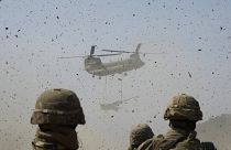 طائرة هليكوبتر تابعة للجيش الأمريكي من طراز شينوك تنقل مدفع هاوتزر M777