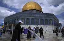 Palesztin önkéntesek tisztítják meg a teret a jeruzsélemi Sziklamecsetnél, ramadán előtt