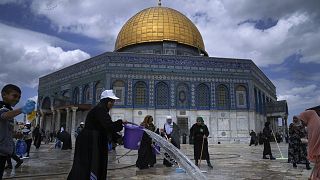 Palesztin önkéntesek tisztítják meg a teret a jeruzsélemi Sziklamecsetnél, ramadán előtt