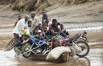 Männer transportieren nach dem Zyklon Freddy ihre geborgenen Habseligkeiten in Chiradzulu, Süd-Malawi, 17. März 2023