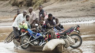 Männer transportieren nach dem Zyklon Freddy ihre geborgenen Habseligkeiten in Chiradzulu, Süd-Malawi, 17. März 2023