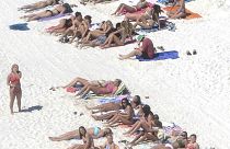 العديد من المستجمين على شاطئ ساوث وولتون في فلوريدا