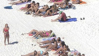 العديد من المستجمين على شاطئ ساوث وولتون في فلوريدا