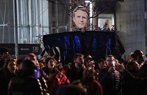 Retraites : l'heure du vote sur les motions de censure, sur fond de vives tensions en France.