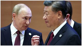 الرئيس الصيني شي جينبينغ إلى جانب نظيره الروسي فلاديمير بوتين 
