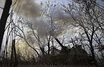 Tir d'obus en direction des positions russes sur la ligne de front près de Bakhmout, région de Donetsk, Ukraine, vendredi 17 mars 2023.