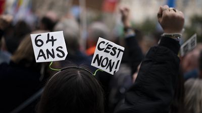 Протест против реформы в Марселе. Надпись "64 года — нет"