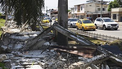 Edificios derrumbados en Machala, Ecuador, por el terremoto el pasado sábado que dejó más de 10 fallecidos.