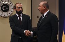Los ministros de Asuntos Exteriores de Turquía y Armenia, Mevlut Cavusoglu y Ararat Mirzoyan, se dan la mano tras una rueda de prensa en Ankara, el 15 de febrero de 2023