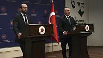 Der türkische Außenminister Mevlüt Çavuşoğlu mit seinem armenischen Amtskollegen Ararat Mirzojan (Aufnahme vom 15. Februar 2023)