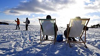 Helsinkiben élvezik a téli napsütést a helyiek 2017-ben