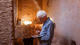 عالم آثار في موقع أقا المغربي