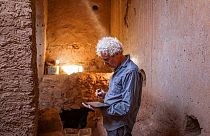 عالم آثار في موقع أقا المغربي 