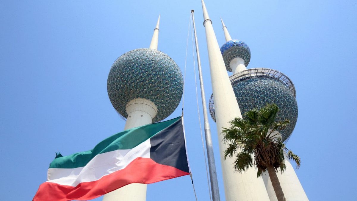 تنتج الكويت التي تعد من أثرى دول الخليج الغنية بالنفط ومصادر الطاقة نحو 2,7 مليون برميل نفط يوميًا