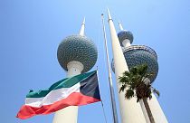 تنتج الكويت التي تعد من أثرى دول الخليج الغنية بالنفط ومصادر الطاقة نحو 2,7 مليون برميل نفط يوميًا
